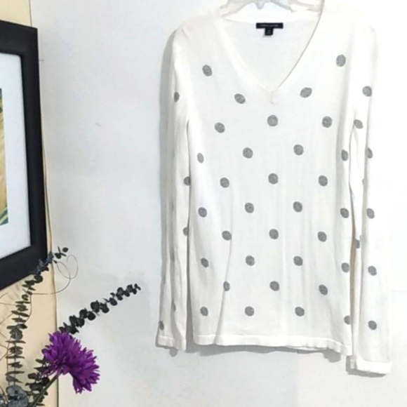 Tommy Hilfiger Sweaters - TOMMY HILFIGER WHITE & SILVER POLKA DOT LIGHTWEIGHT SWEATER SIZE SMALL PETITE